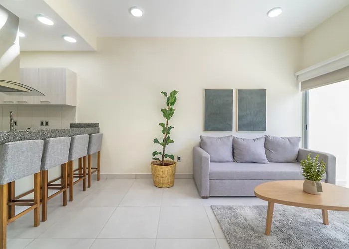 2 Bd With Balcony Gym Rooftop Pool Hot Tub *