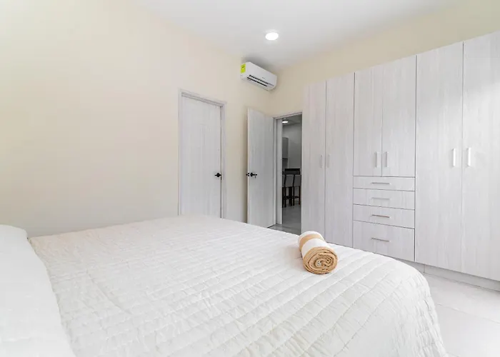 2 Bd With Balcony Gym Rooftop Pool Hot Tub * Playa del Carmen