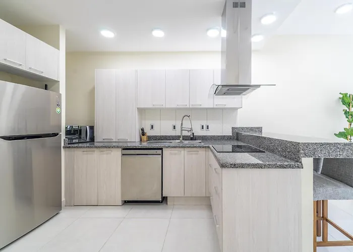 2 Bd With Balcony Gym Rooftop Pool Hot Tub * Playa del Carmen