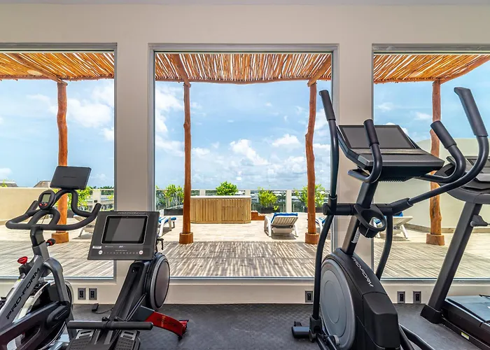 2 Bd With Balcony Gym Rooftop Pool Hot Tub *